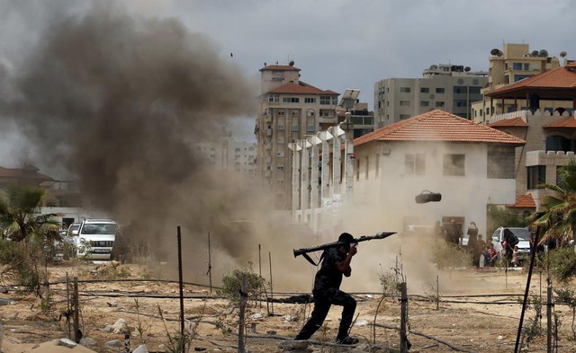 Thành viên của lực lượng vũ trang Palestine phóng rocket vác vai trong một buổi lễ tốt nghiệp quân sự ở thành phố Gaza.