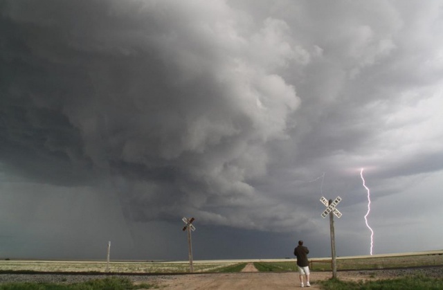Chuyên gia săn bão Brad Mack chụp cảnh tượng sét đánh xuyên qua lốc xoáy tại thành phố Johnson City, bang Kansas, Mỹ.