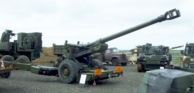 Lựu pháo xe kéo 155 mm FH 70