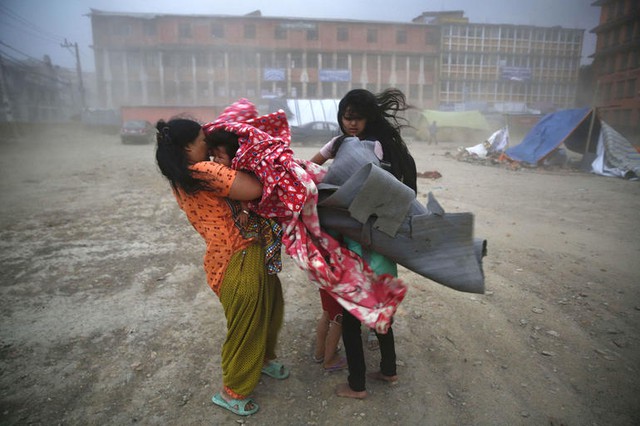Bão mạnh quét qua một khu lều tạm dành cho các nạn nhân bị ảnh hưởng bởi động đất ở Kathmandu, Nepal.