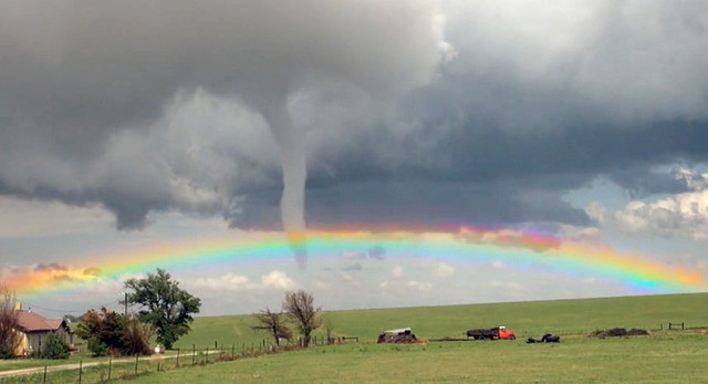Lốc xoáy và cầu vồng xuất hiện đồng thời cùng một thời điểm ở Eads, bang Colorado, Mỹ.