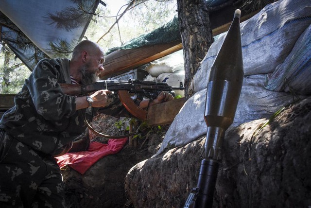 Một tay súng ly khai thân Nga bảo vệ một điểm chốt trong cuộc giao tranh với quân đội chính phủ tại thị trấn Marinka ở vùng Donetsk, miền đông Ukraine.