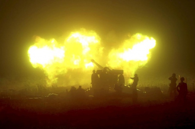 Một đơn vị pháo binh Triều Tiên tập trận bắn đạn thật vào ban đêm. Hình ảnh do  hãng thông tấn KCNA công bố.