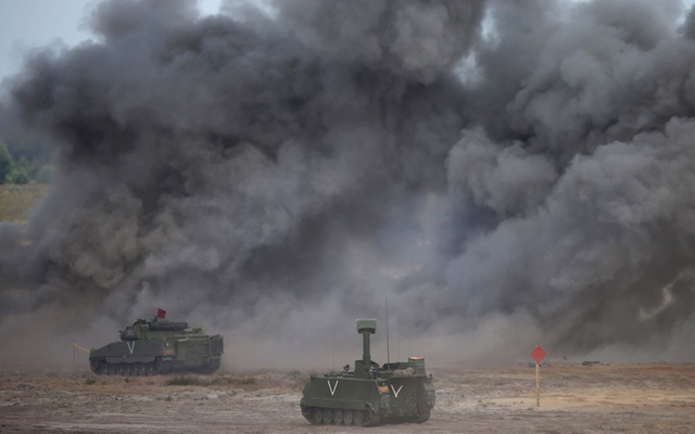 Khói bốc lên từ những quả mìn phát nổ trong một cuộc tập trận của NATO tại Zagan, Ba Lan.