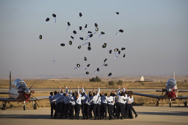 Học sinh sĩ quan không quân tung mũ trong lễ tốt nghiệp tại căn cứ không quân Hatzerim, Israel.