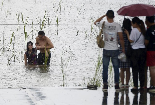 Người đàn ông cứu một cô gái nhảy tự tử xuống sông Dương Tử ở thành phố Vũ Hán, Trung Quốc.
