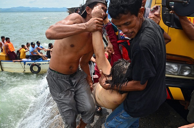 Thi thể một hành khách được đưa lên bờ sau vụ lật phà chở 189 người ở Philippines. Chiếc phà bị lật chỉ sau vài phút rời bến cảng khiến hơn 30 người chết và hàng chục người mất tích.