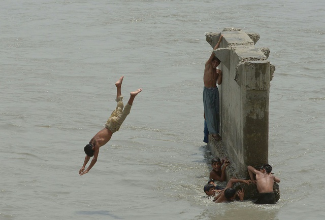 Thanh niên Pakistan tắm dưới sông Kabul trong một đợt nắng nóng ở Peshawar.