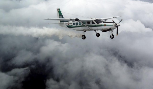 Một máy bay nông nghiệp đang tạo mây trên bầu trời ở tỉnh Nakhonsawan, Thái Lan.