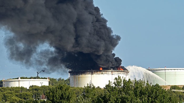 Khói đen bốc lên từ hiện trường vụ nổ tại nhà máy hóa dầu Bouches-du-Rhône gần sân bay ở Marseille, Pháp.