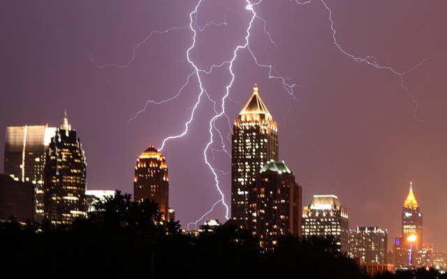 Sét đánh sáng lóa trên bầu trời đêm ở thành phố Atlanta, Mỹ.
