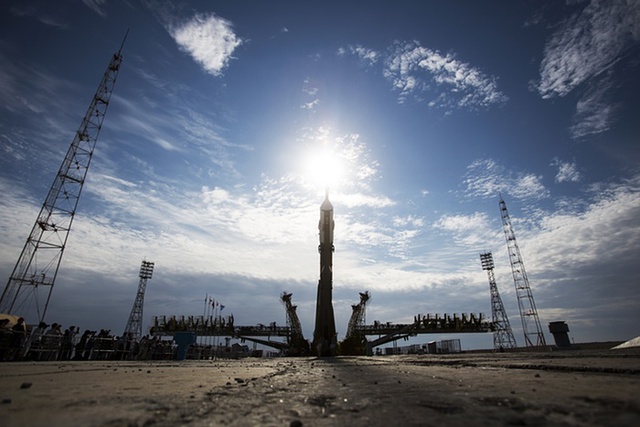 Tên lửa đẩy Soyuz-FG mang theo tàu vũ trụ Soyuz TMA-17M được đưa vào bệ phóng tại sân bay vũ trụ Baikonur, Kazakhstan.