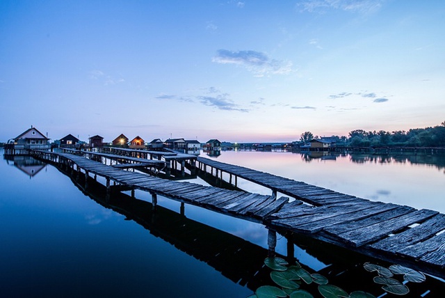 Khung cảnh thanh bình của hồ Bokodi ở Oroszlany, Hungary vào buổi bình minh.