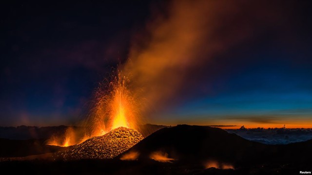Dung nham nóng phun trào từ núi lửa Piton de la Fournaise trên đảo Reunion của Pháp ở Ấn Độ Dương.