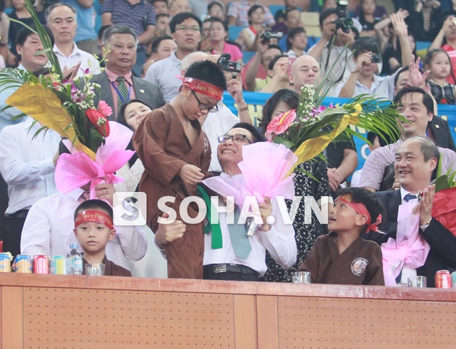 Thậm chí còn bế cậu bé trên tay khiến mọi người đều bất ngờ trước hành động đẹp của Phó Thủ tướng.