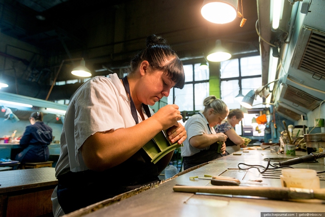 Trong nhà máy có sự tham gia của rất nhiều nữ kỹ sư và công nhân.