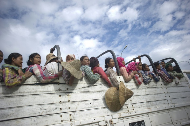 Các công nhân đi làm trên một chiếc xe tải ở Naypyitaw, Myanmar.