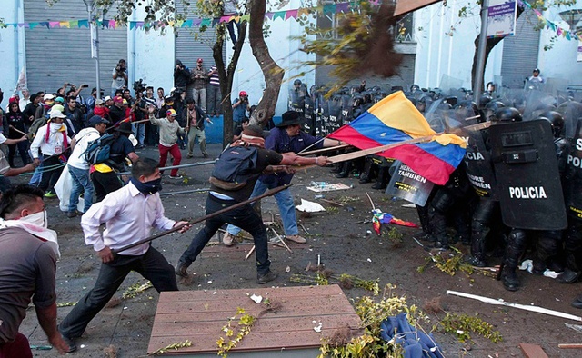 Người biểu tình đụng độ với cảnh sát trên đường phố ở Quito, Ecuador.