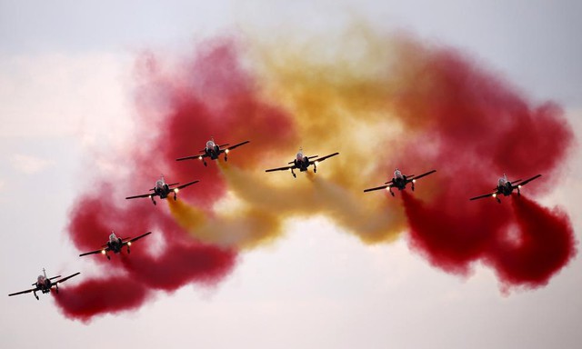 Phi đội Patrulla Aguila của Không quân Tây Ban Nha trình diễn tại triển lãm hàng không Radom ở Ba Lan.