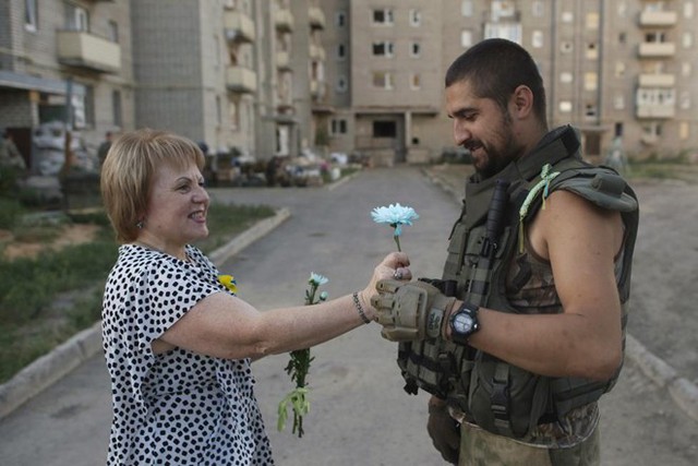Người dân tặng hoa cho lính Ukraine nhân ngày Quốc khánh ở Avdiivka, Donetsk.