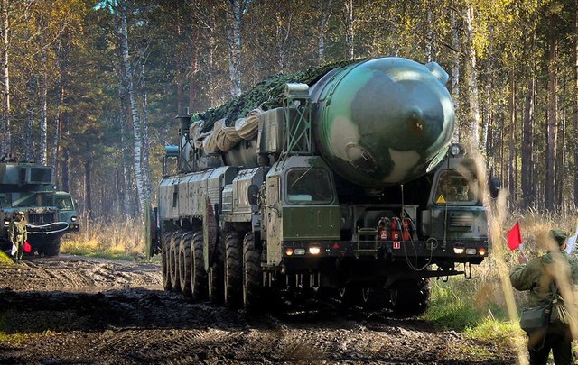 Và cũng không thể thiếu “bé bự” Topol-M. Cả một hệ thống tên lửa xuyên lục đại này đang lầy lội vượt qua những con đường lầy lội của Siberia vào mùa thu.