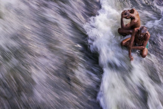 Người hành hương Hindu tắm trên sông Godavari trong lễ hội Kumbh Mela ở Maharashtra, Ấn Độ.