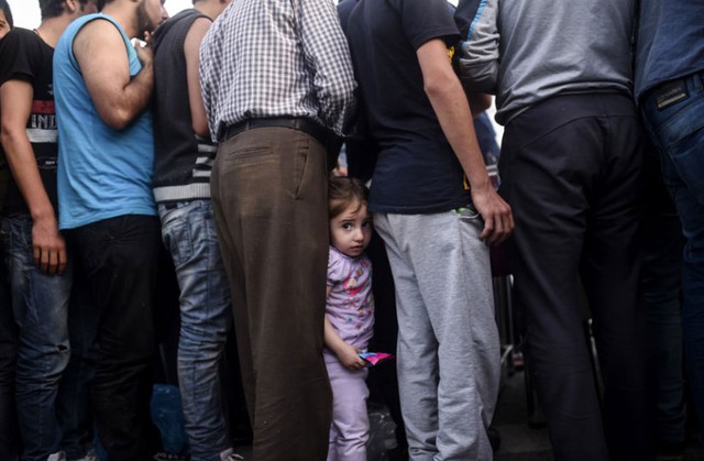 Bé gái xếp hàng cùng những người di cư Syria để nhận đồ ăn miễn phí ở Edirne, Thổ Nhĩ Kỳ.