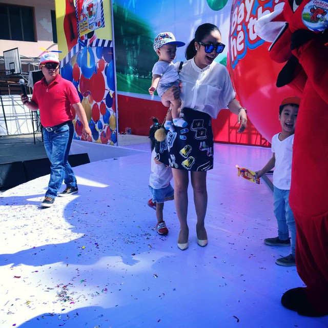 
Đôi khi đi dự event hay tham gia các chương trình biểu diễn, Ốc Thanh Vân cũng cho các con đi cùng.
