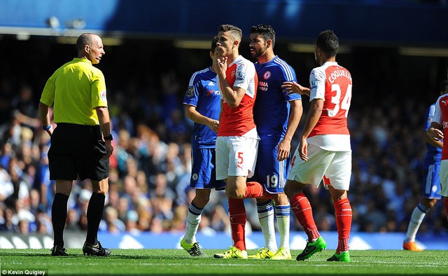 
Costa cố gắng kích động đối phương. Khi Gabriel Paulista khẽ dùng gót chân đưa về phía anh, cầu thủ Chelsea lập tức kiến nghị với trọng tài.
