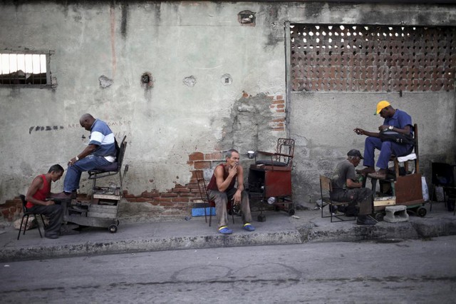 
Những người đánh giày phục vụ khách tận tình dọc đường phố ở Santiago, Cuba.
