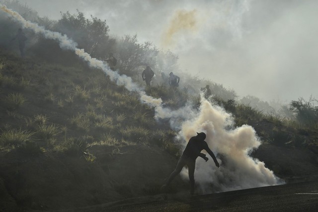 Các giáo sinh đến từ Ayotzinapa đụng độ với cảnh sát chống bạo động ở Tixtla de Guerrero, bang Guerrero, Mexico do tức giận trước sự biến mất bí ẩn của 43 giáo sinh gần 1 năm trước.