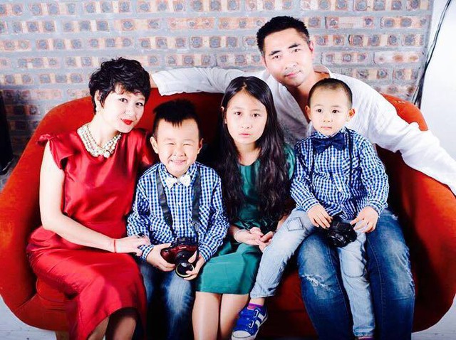 
May mắn hơn cô em gái, Thùy Linh có một tổ ấm khá hạnh phúc với 1 cô con gái và 2 cậu con trai kháu khỉnh.
