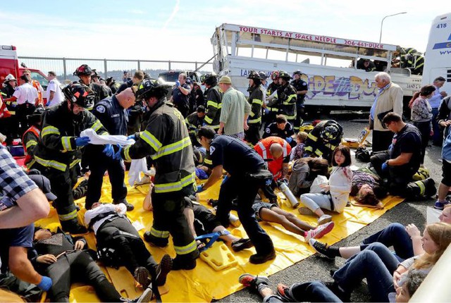 
Nhân viên y tế sơ cứu tại hiện trường cho các nạn nhân bị thương.
