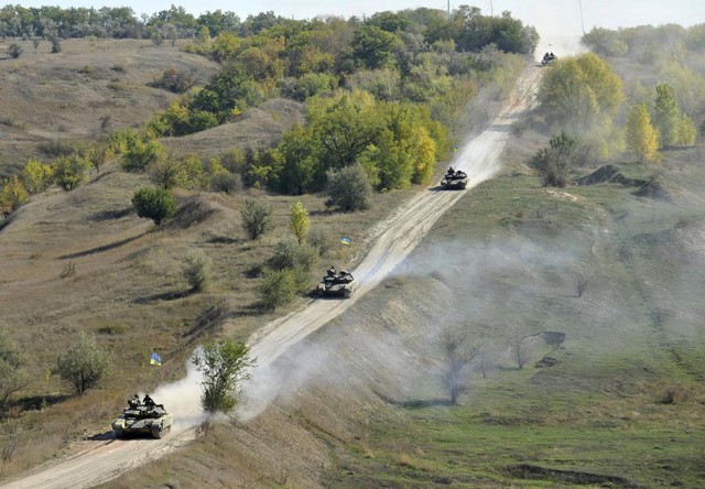 Xe tăng của lực lượng vũ trang Ukraine di chuyển trên đường trong khi rút khỏi ngôi làng Krymske ở vùng Luhansk.