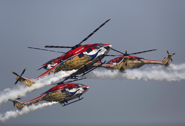 Máy bay trực thăng Sarang luyện tập bay đội hình ở ngoại ô thành phố New Delhi, chuẩn bị cho lễ diễu binh kỷ niệm ngày thành lập Không quân Ấn Độ.