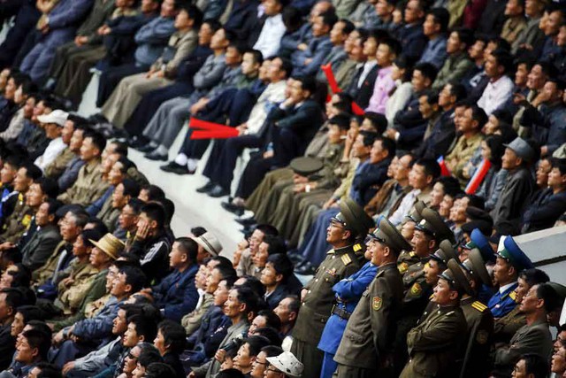 
Nhiều sĩ quan quân đội Triều Tiên cũng tới xem trận đấu giữa đội bóng nước này và Philippines ngày 8.10.

