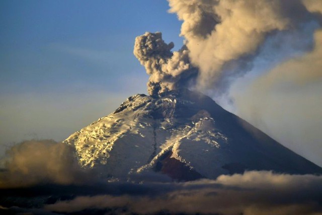 Ngọn núi lửa Cotopaxi phun trào tro bụi chụp từ Quito, Ecuador.