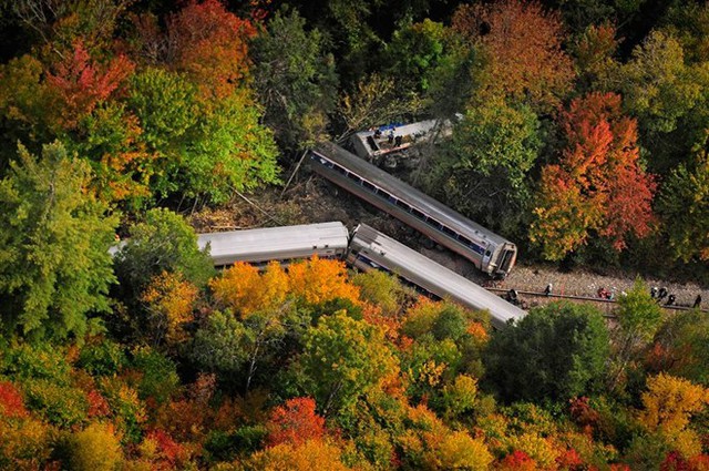 Những toa tàu chở khách nằm ngổn ngang trong rừng sau khi trật khỏi đường ray tại Northfield, bang Vermont, Mỹ.