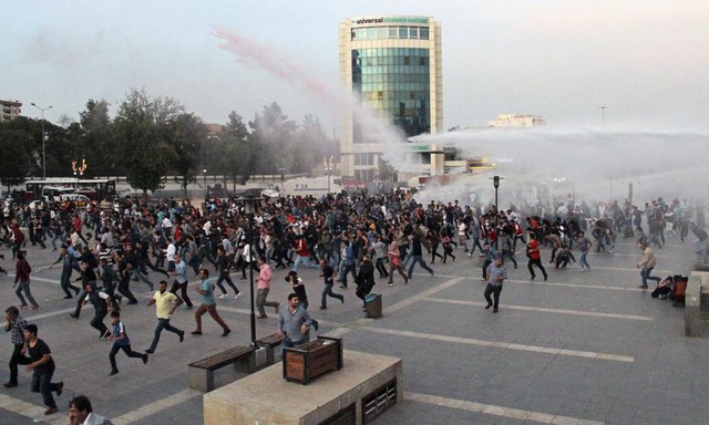 
Cảnh sát sử dụng vòi rồng và hơi cay để giải tán đám đông biểu tình phản đối vụ đánh bom kép ở thành phố Ankara, Thổ Nhĩ Kỳ.

