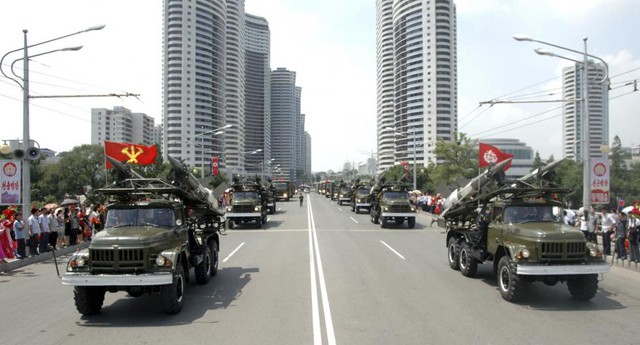 Tên lửa của Triều Tiên được gắn trên xe tải quân sự trong một cuộc diễu binh ở Bình Nhưỡng vào ngày 27.7.2013 mừng 60 năm ngày ký kết thỏa thuận ngừng bắn, tạm chấm dứt cuộc chiến tranh Triều Tiên 1950-1953. Trong ảnh, có thể nhìn thấy đường phố Bình Nhưỡng rộng rãi, sạch sẽ và các tòa nhà chọc trời sừng sững hai bên đường.