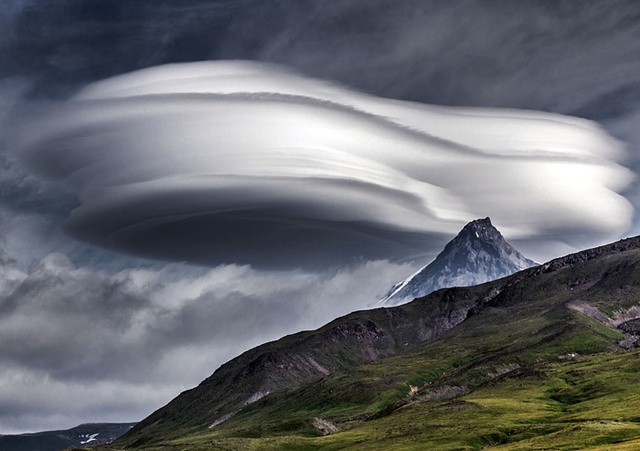 Đám mây hình thấu kính xuất hiện trên đỉnh núi lửa tại bán đảo Kamchatka, Nga.