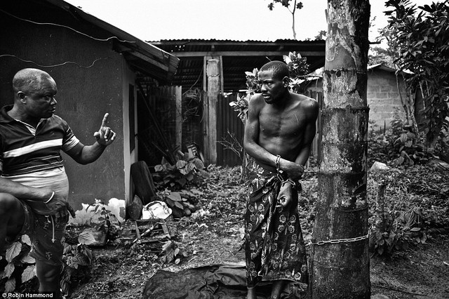
Lekwe Deezia (trái), một “thầy mo” ở Nigeria, tuyên bố có thể chữa lành bệnh tâm thần bằng cách cầu nguyện.
