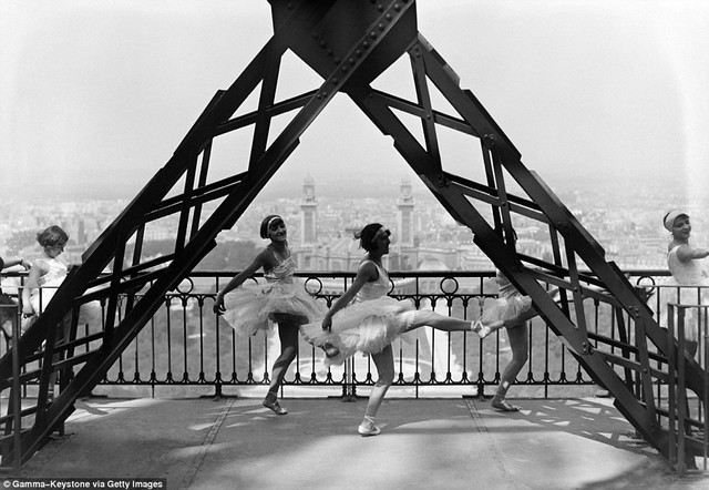 
Các vũ công của Moulin Rouge phô diễn tài nghệ trên tháp Eiffel, tháng 9 năm 1929.
