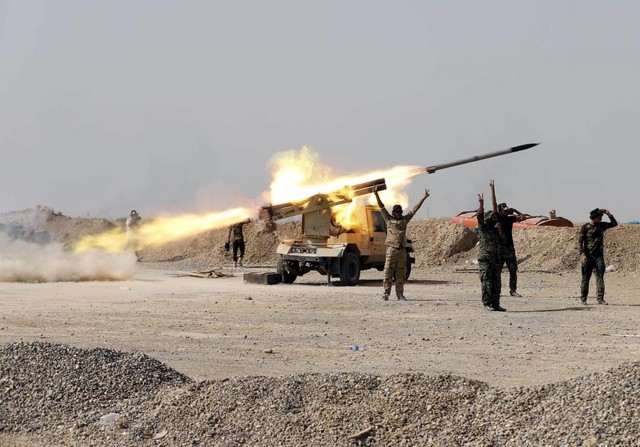 Các chiến binh Hồi giáo ủng hộ chính phủ phóng rocket vào phiến quân Nhà nước Hồi giáo (IS) ở Baiji, Iraq.