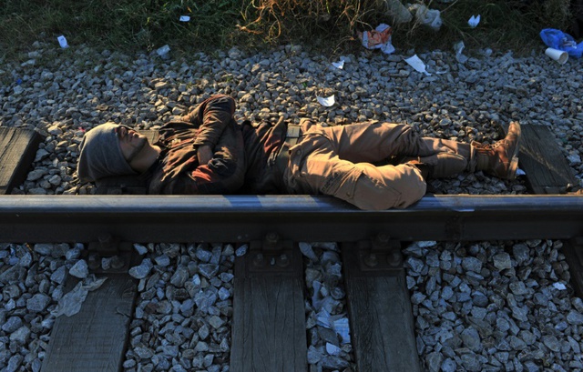 Một người đàn ông đang ngủ trên đường ray xe lửa khi người di cư và người tị nạn chờ để vượt qua biên giới Hy Lạp sang Macedonia.