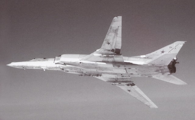 
Tu-22M2 Backfire B, ngoại hình không khác gì Tu-22M1, thay đổi ở hệ thống điện tử hàng không bên trong
