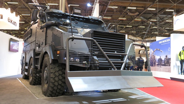 
Đây là mẫu xe nặng kí nhất xuất hiện tại Triển lãm MILIPOL 2015. Titus 6x6 MRAP có trọng lượng lên đến 25 tấn bao gồm các phụ kiện, mẫu xe này được bọc giáp chuẩn NATO STANAG cấp độ 5 kèm theo lưỡi ủi phía trước để sử dụng trong các cuộc trấn áp bạo động.
