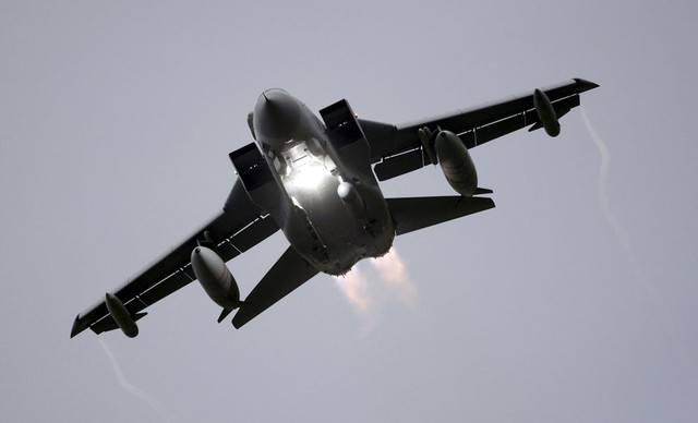Máy bay chiến đấu Tornado của Không quân Hoàng gia Anh cất cánh từ căn cứ không quân Lossiemouth Scotland.