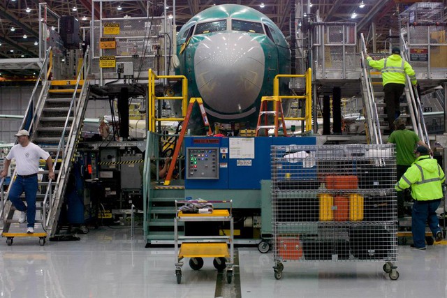 Công nhân làm việc với chiếc máy bay Boeing 737 MAX trong nhà máy ở Renton, Washington, Mỹ.