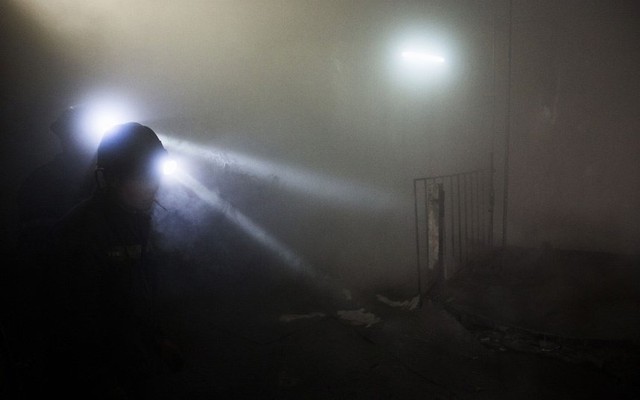 
Công nhân làm việc dưới hầm mỏ với khói bụi mù mịt.

